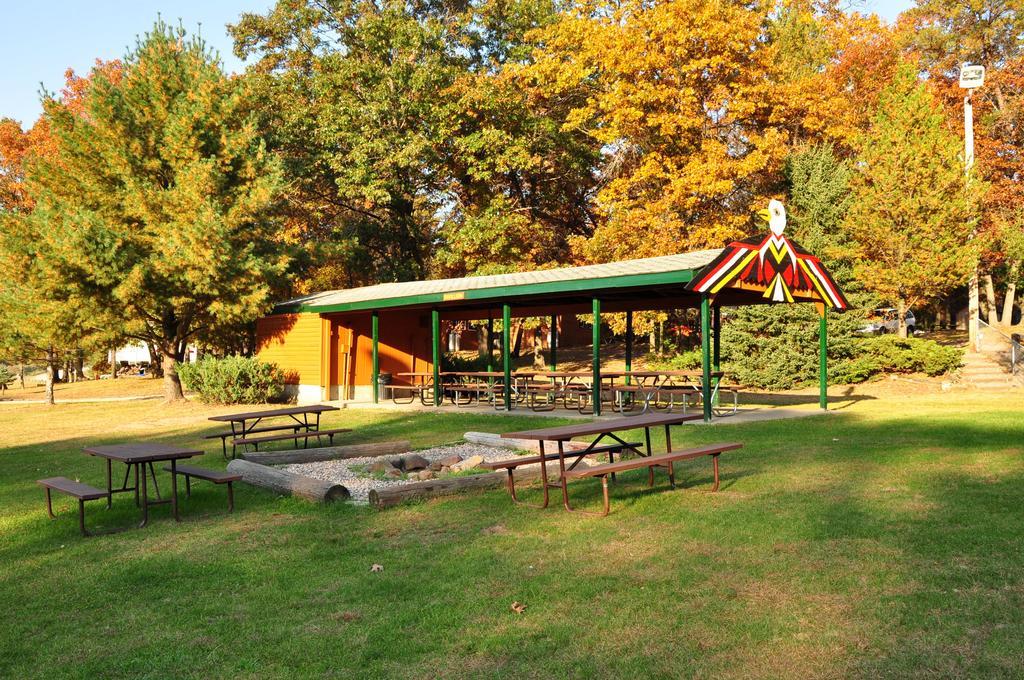 Arrowhead Camping Resort Loft Cabin 22 Douglas Center Extérieur photo